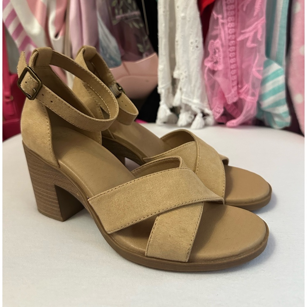 Frye and Co. Suede Light Nude Tan Strappy Sandal Size 6